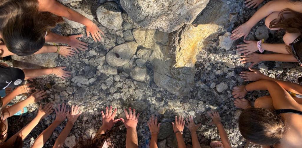 Kinder spielen mit Steinen