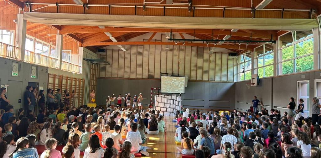 Kinder hören gespannt zu