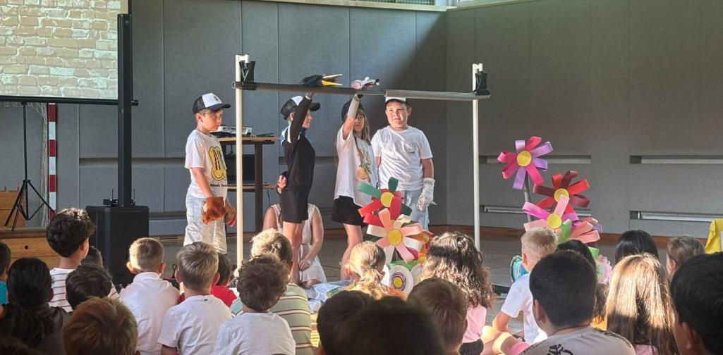 Kinder führen ein Theaterstück auf