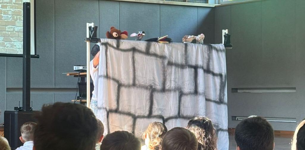 Kinder hören gespannt zu