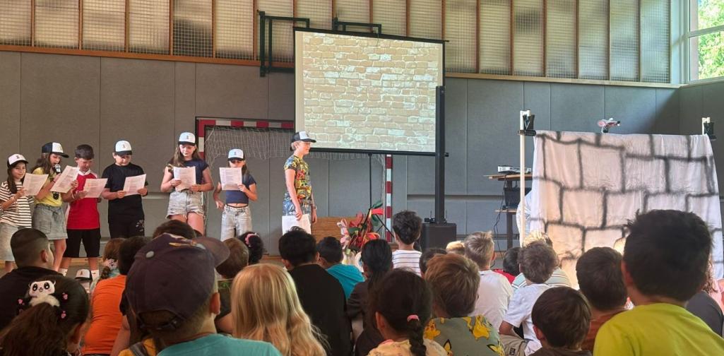 Kinder führen ein Theaterstück auf