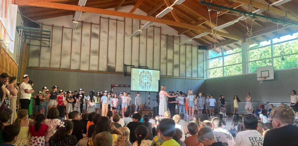 Kinder sehen anderen Kindern beim Tanzen zu