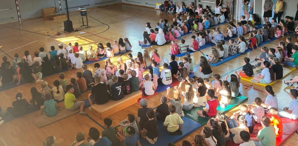 Kinder singen ein Lied mit