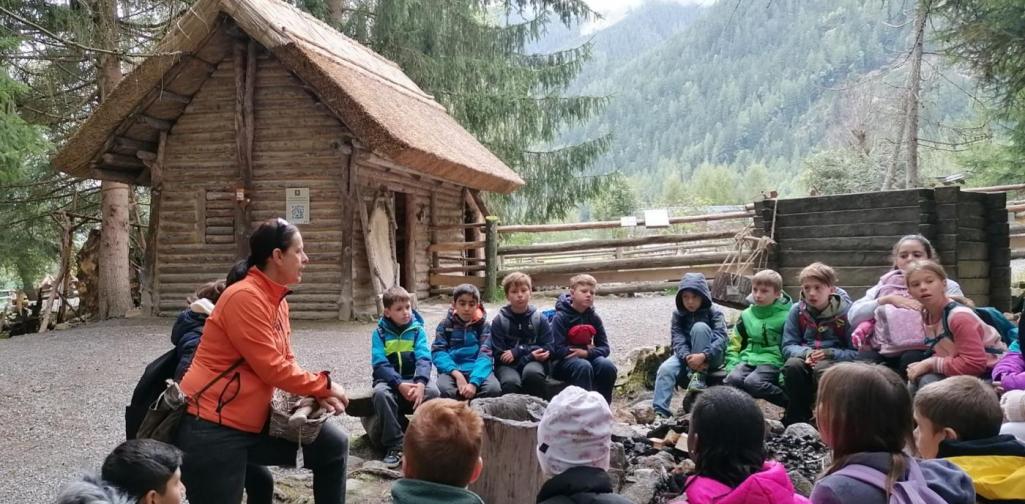 Ötzidorf Kinder bei der Sammelstelle
