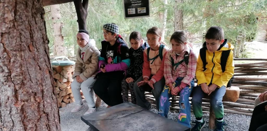 Kinder beim Brot backen