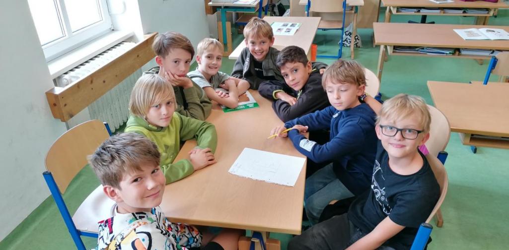 Kinder arbeiten gemeinsam an einer Idee