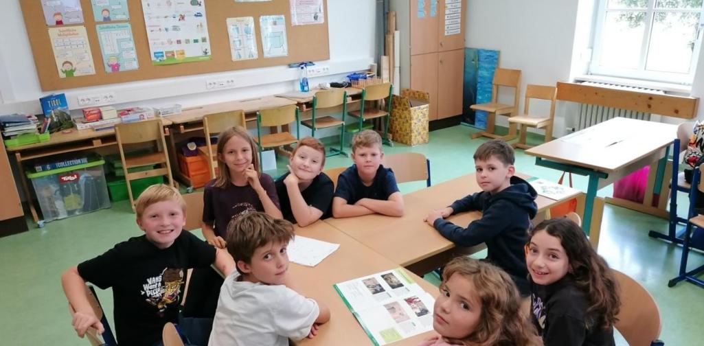 Kinder arbeiten gemeinsam an einer Idee