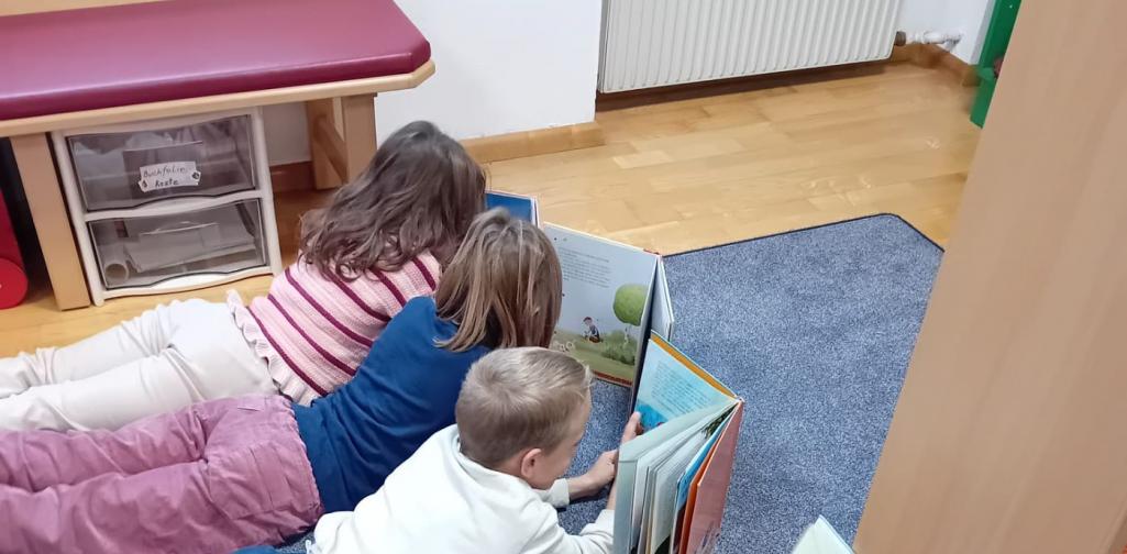 Kinder beim Lesen