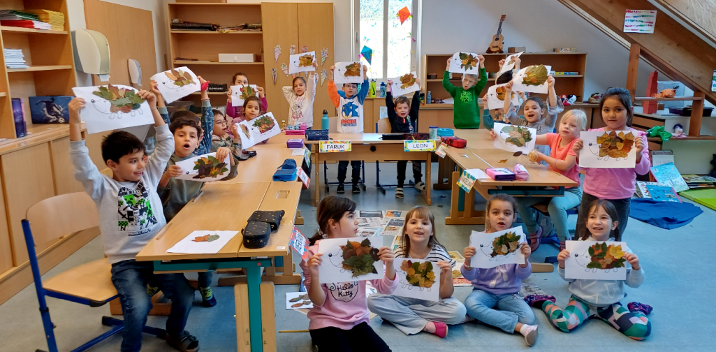 Kinder beim Basteln