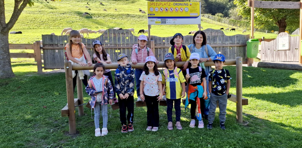 DFK Klasse auf dem Spielplatz