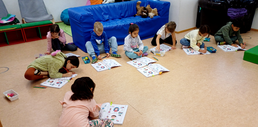 Kinder fleißig beim Arbeiten