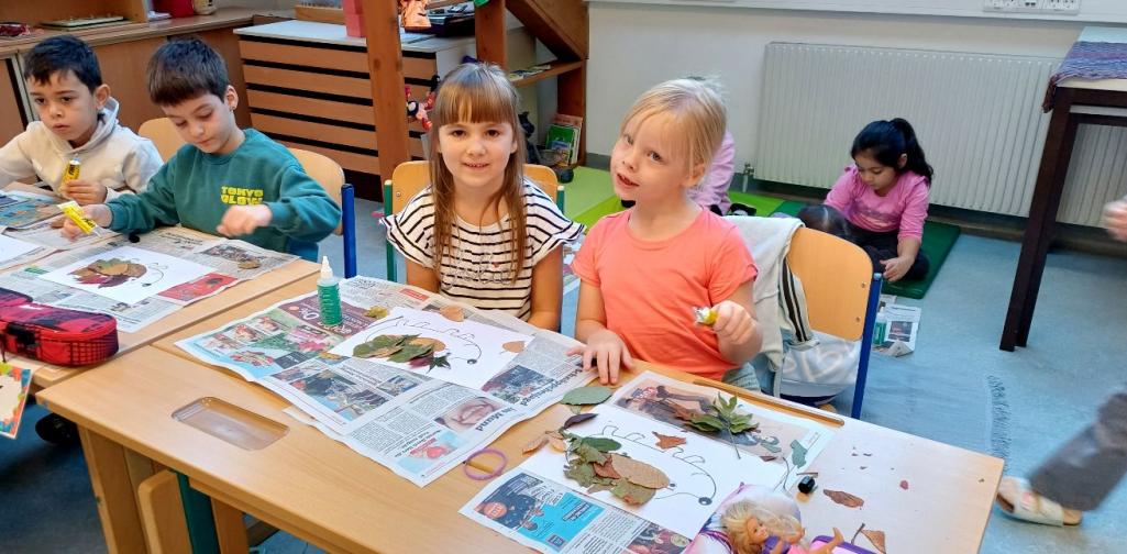 Kinder beim Basteln