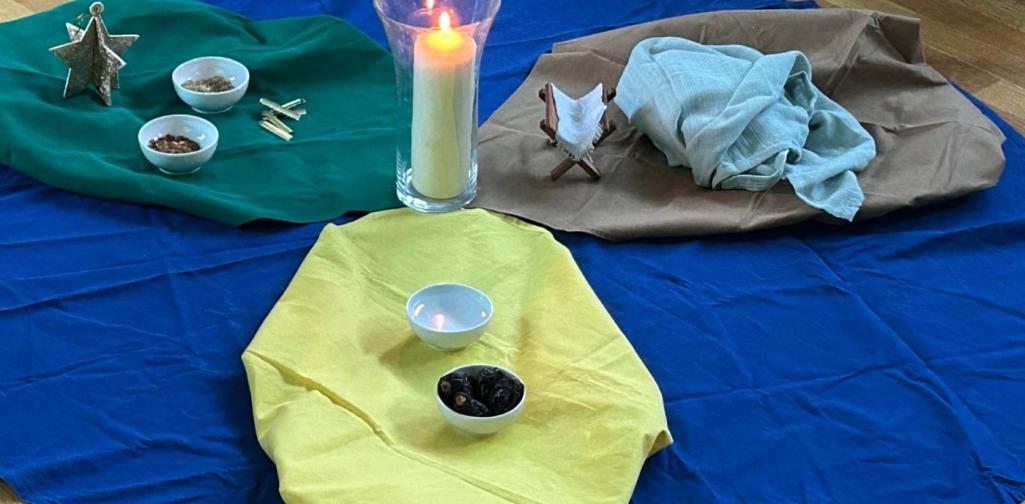 Legekreis mit Kerze in der Mitte