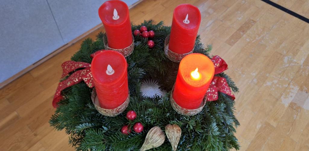 Adventkranz - die erste Kerze ist erleuchtet