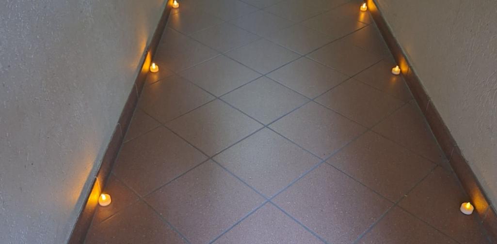 Gang mit kleinen Kerzen