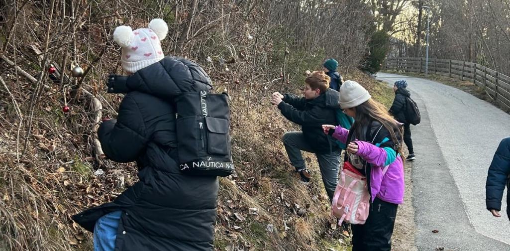 Kinder beim Aufhängen der Weihnachtskugeln