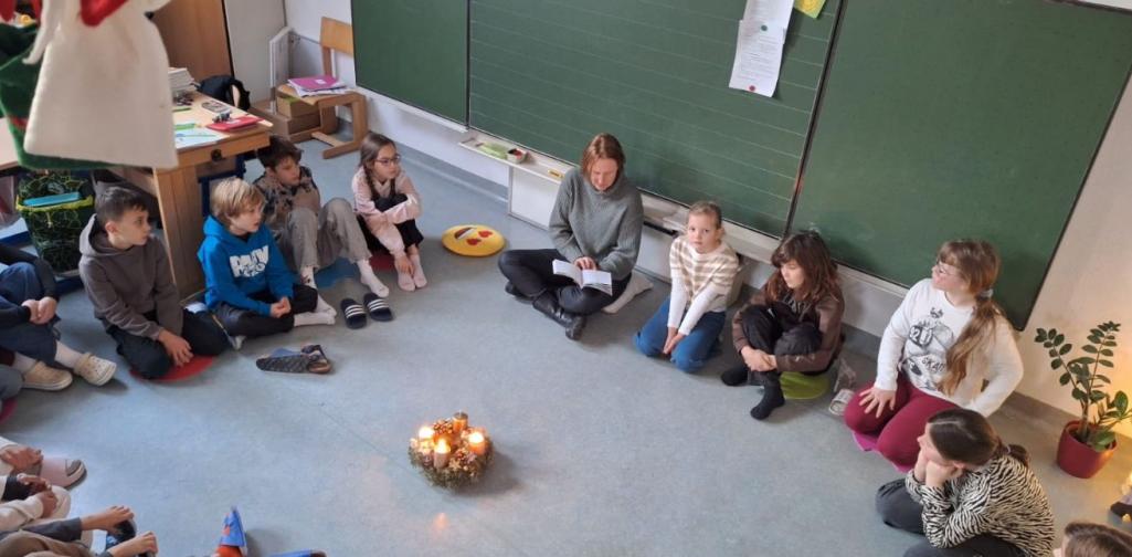 Direktorin liest ein Buch vor