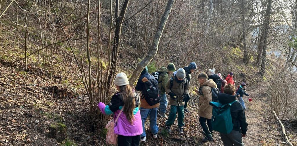 Kinder beim Aufhängen des Vogelfutters