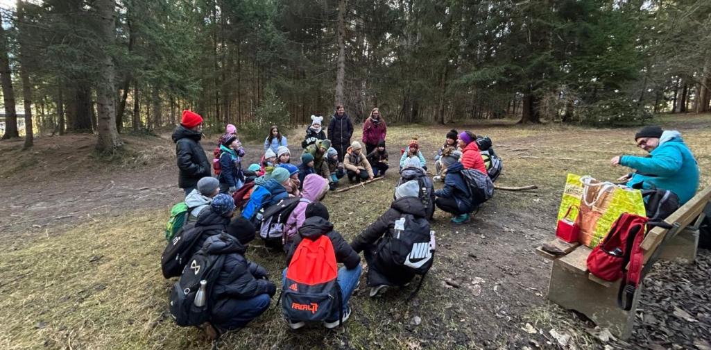 Kinder beim Besprechen der Aufgabe