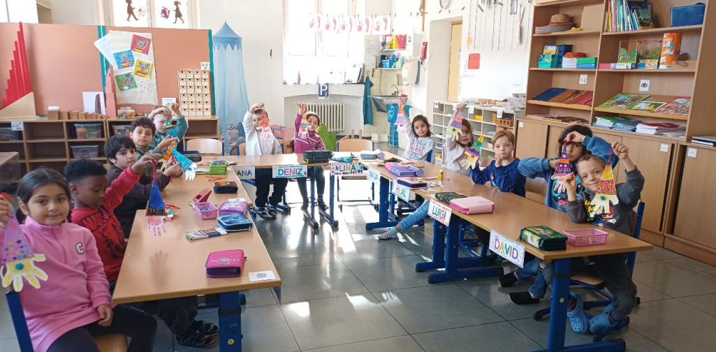 Kinder präsentieren die Basteleien