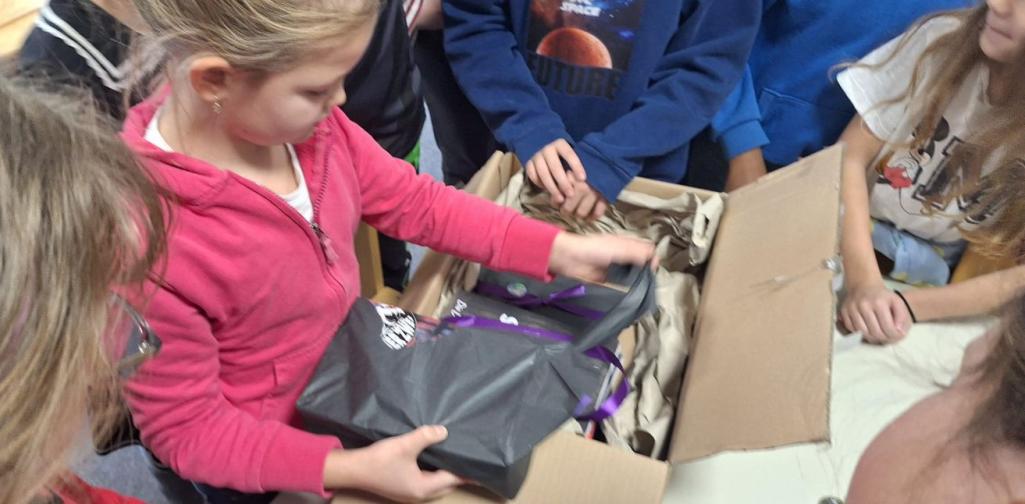 Kinder beim Auspacken der Bücher