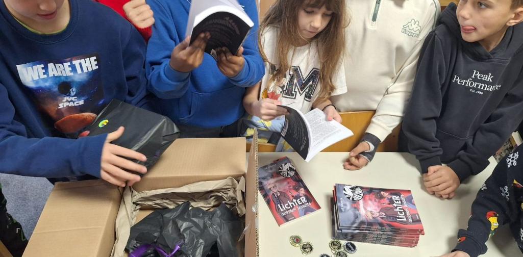 Kinder beim Auspacken der Bücher