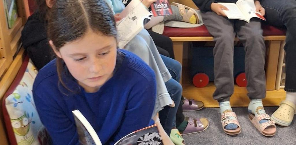 Kinder beim Lesen