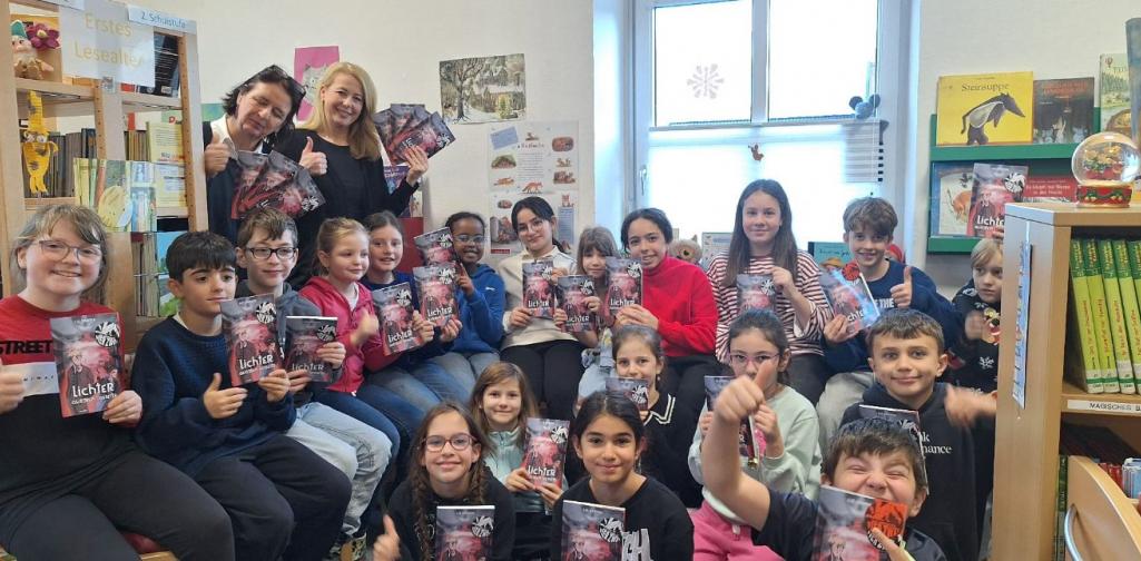 Die Kinder der 4. Klasse freuen sich über die Bücher