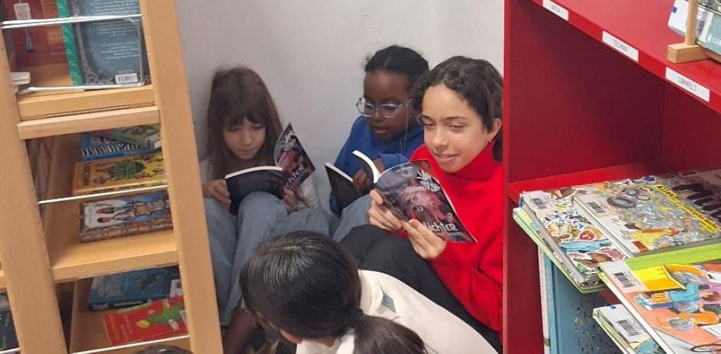 Kinder in der Leseecke