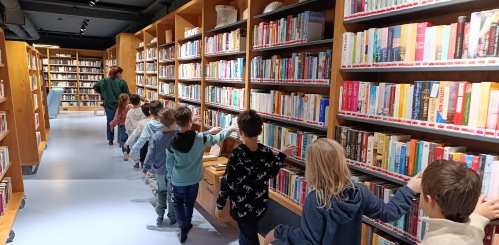 Kinder in der Bücherei