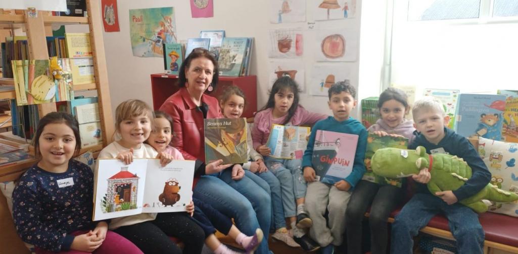 Kinder zeigen das Kinderbuch