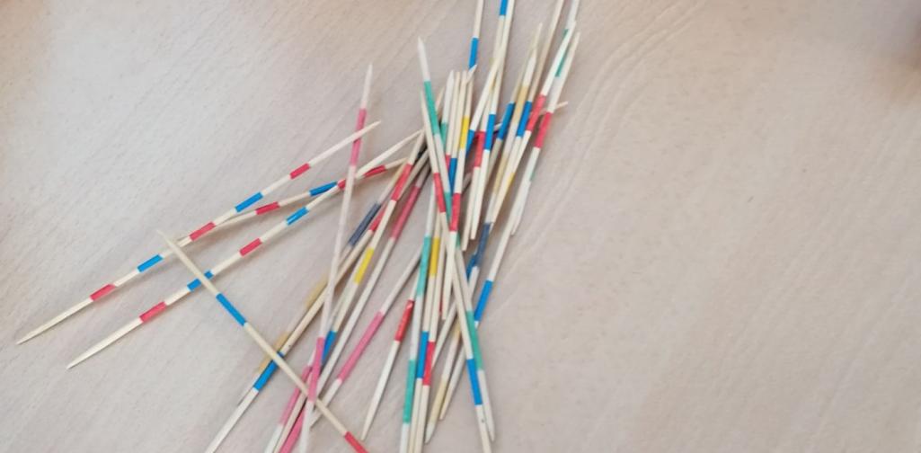 Kinder spielen Mikado