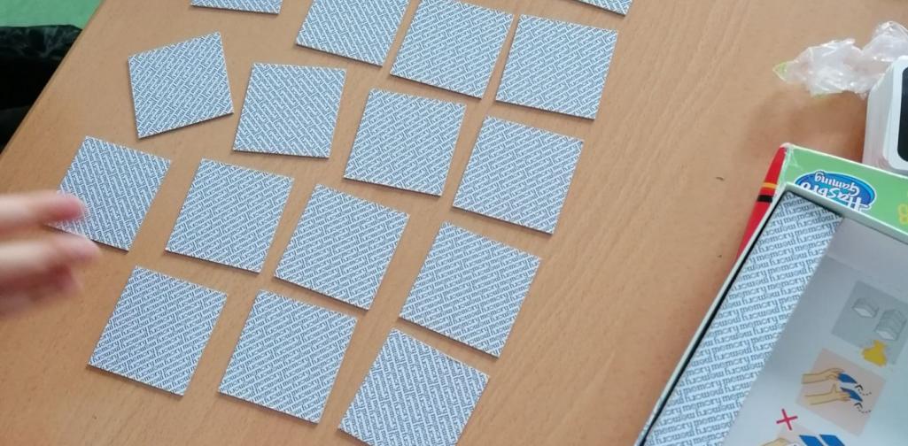 Kinder spielen Memory