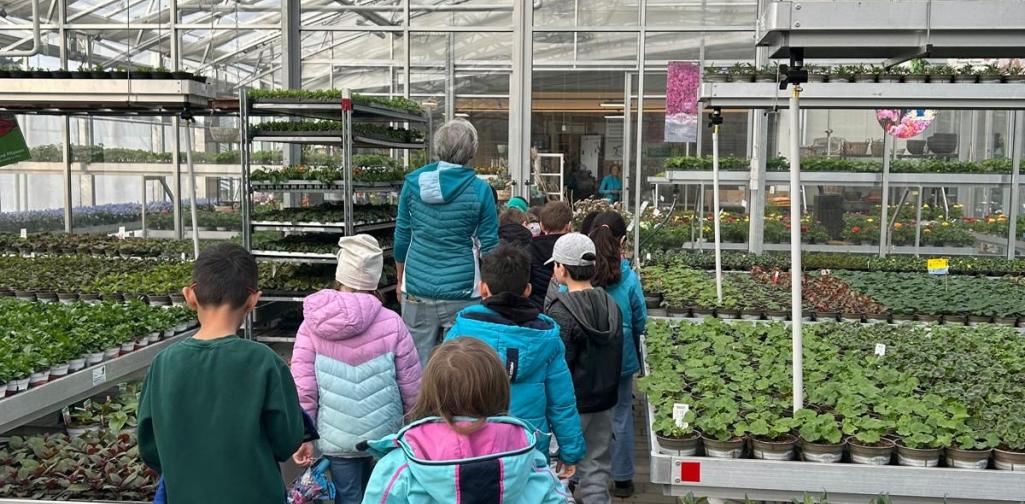 Kinder folgen der Gärtnerin