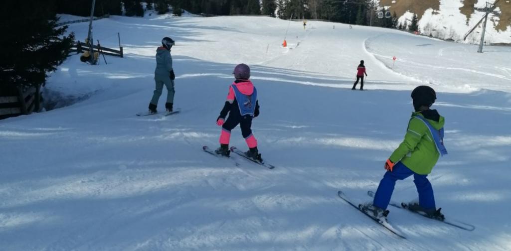 Kinder beim Skifahren