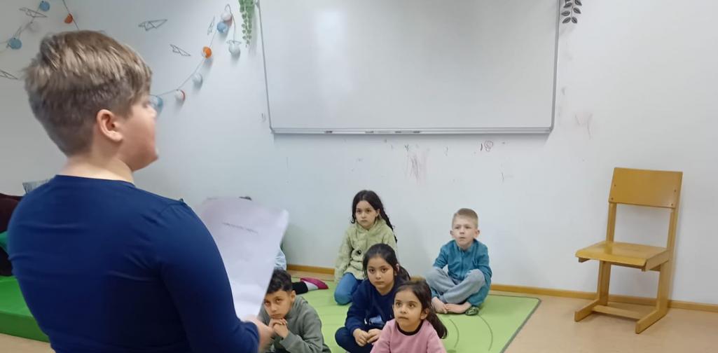 Kinder beim Vorlesen