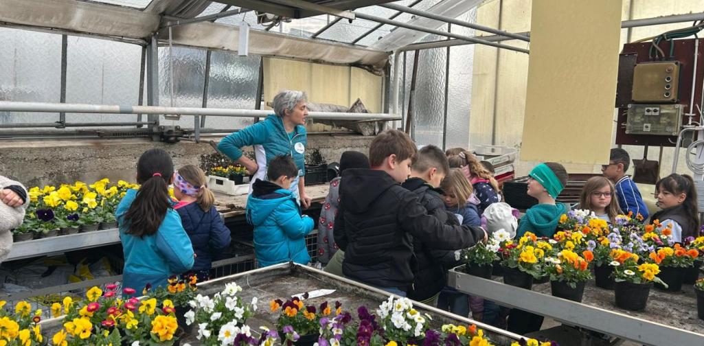 Kinder hören der Gärtnerin zu