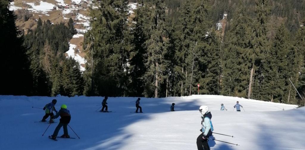 Kinder beim Skifahren