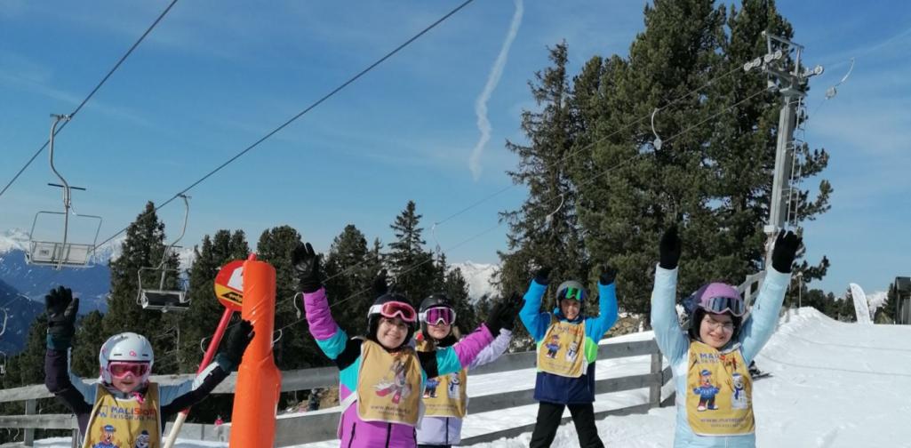 Kinder beim Skifahren