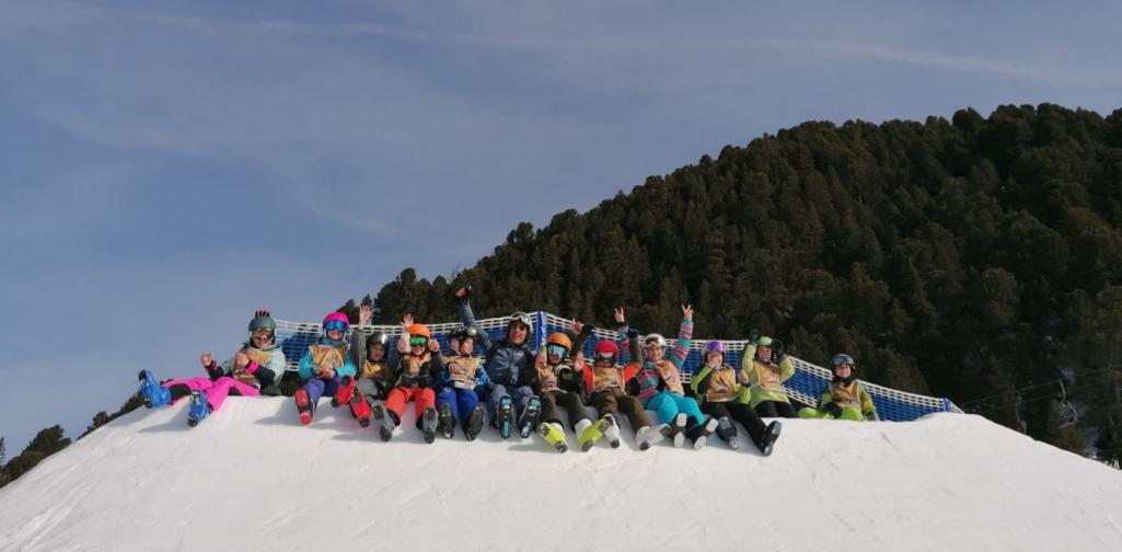 Kinder sitzen im Schnee