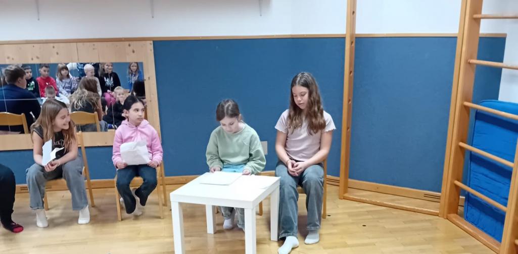 Kinder beim Vorlesen