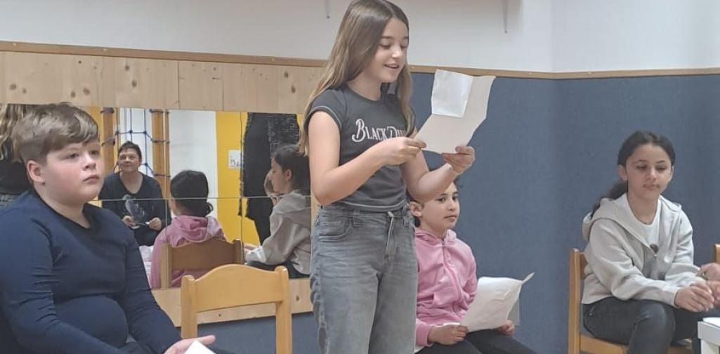 Kinder beim Vorlesen