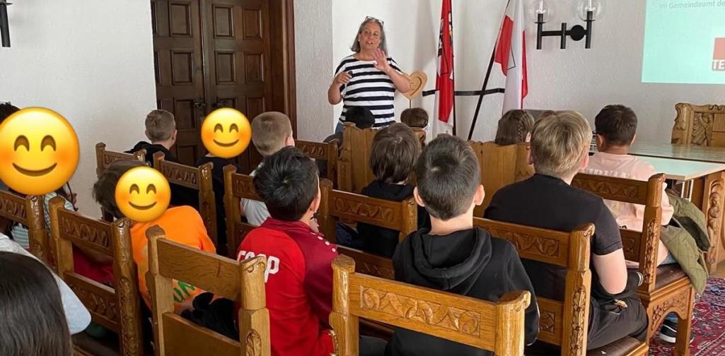 Kinder im Gemeindeamt