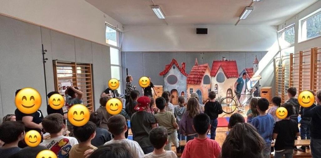 Kinder schauen beim Theater zu