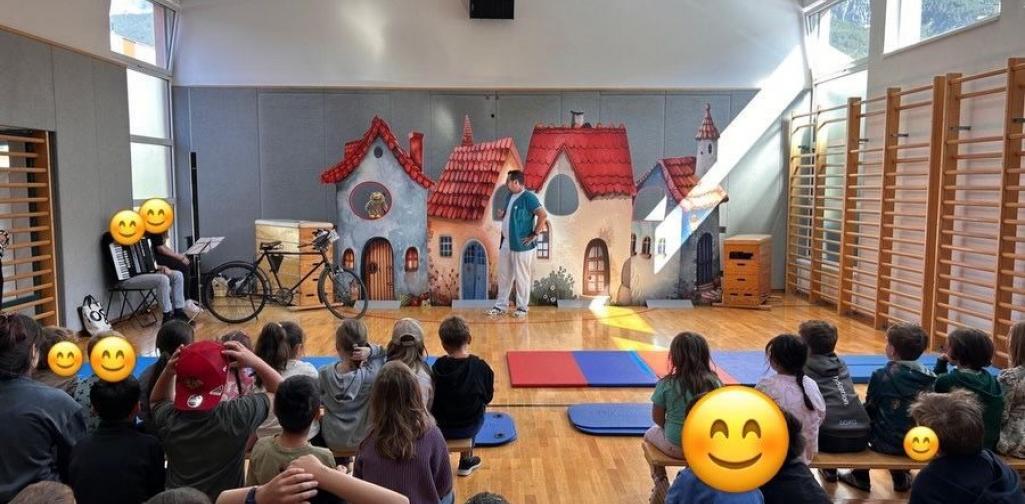 Kinder schauen beim Theater zu