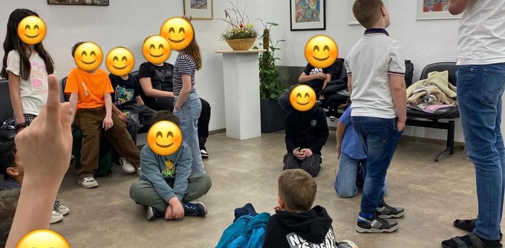 Kinder im Gemeindeamt