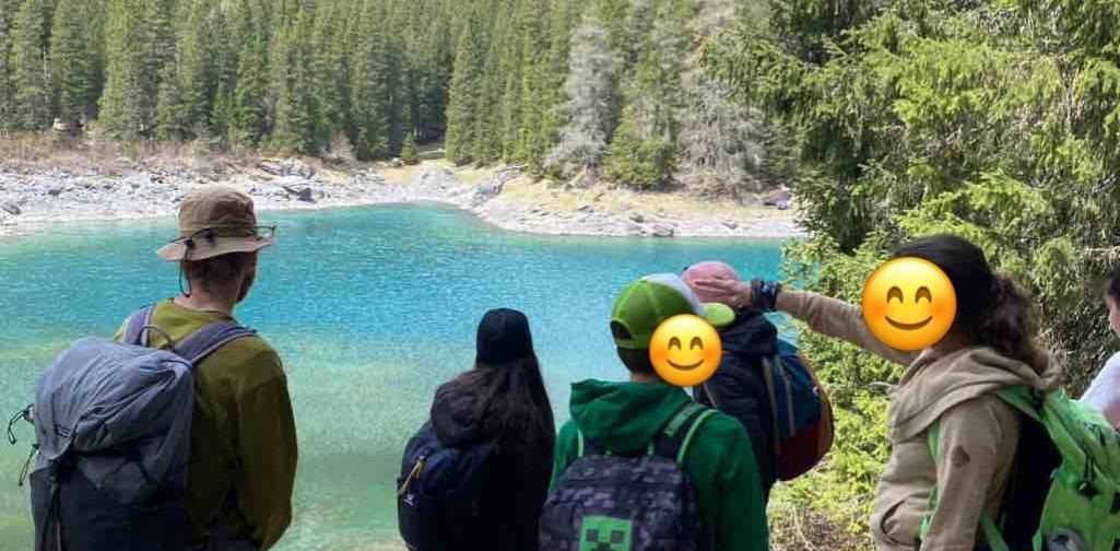 Kinder bei einem See