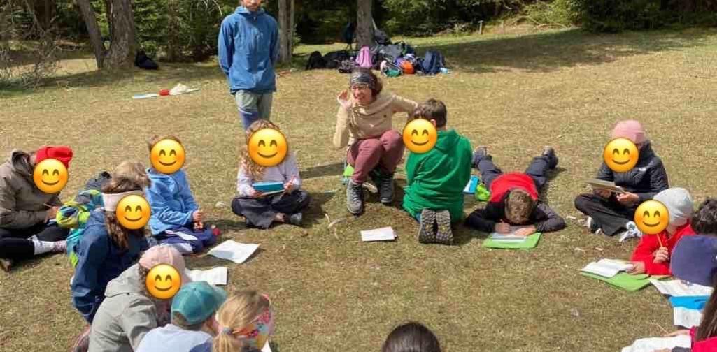Kinder sitzen im Kreis