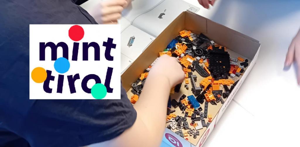 Kinder bauen nach Plan ein Modell aus Klemmbausteinen nach, man sieht nur die Hände der Kinder. Das Logo von mint Tirol ist auch zu sehen.