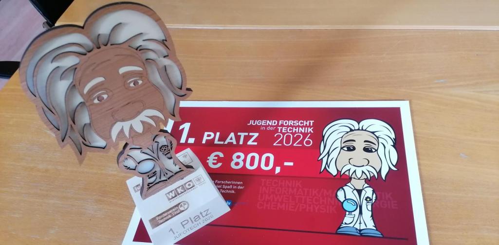 Pokal in Form eines Kleinen Alberts mit der Gewinnertafel für den 1. Platz